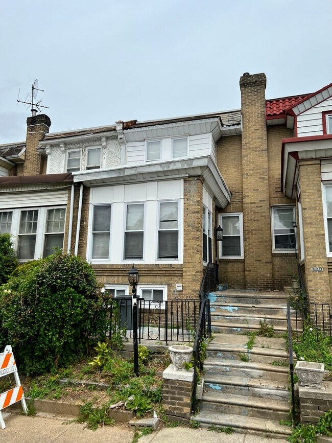 Building Photo - Newly Renovated 3-Bedroom Townhouse with F...