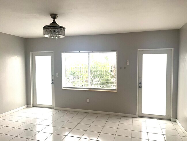 El ventilador de la sala de estar mantiene la unidad siempre fresca - 252 Jefferson Ave