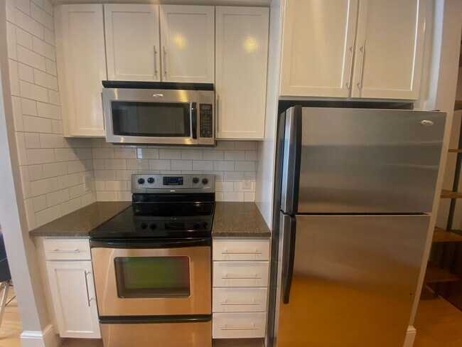 Building Photo - Open And Updated One Bedroom Apartment At ...