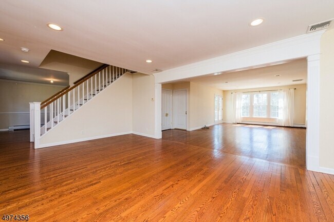 Building Photo - 730 Highview Dr