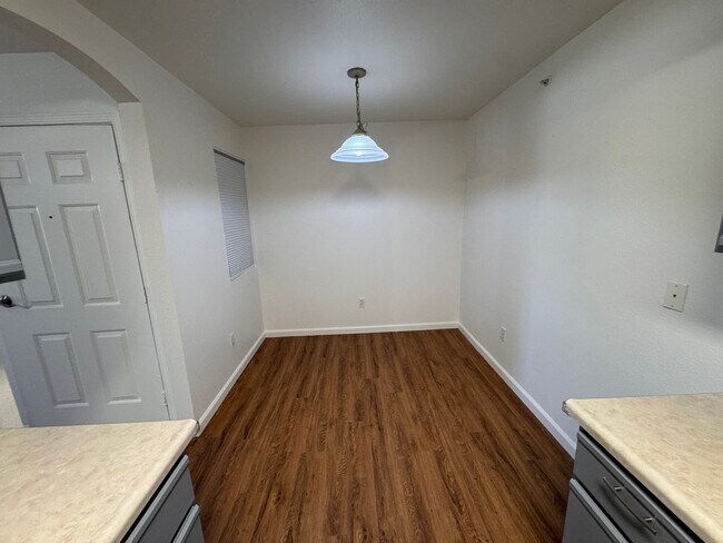 Foto del edificio - 6850 Sharlands Ave
