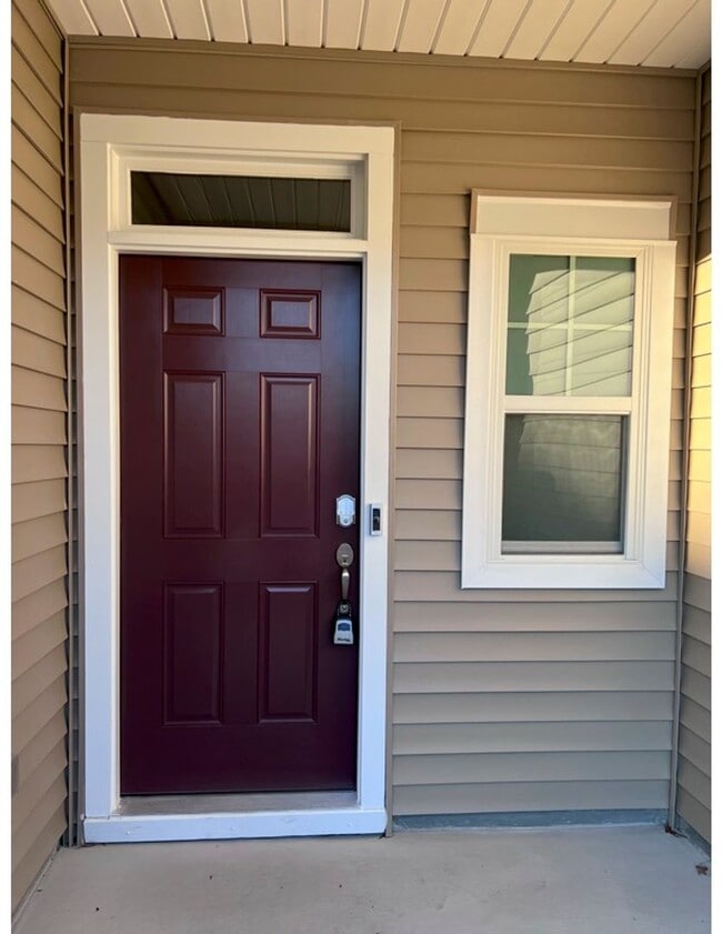 Foto del edificio - Three Bedroom Home