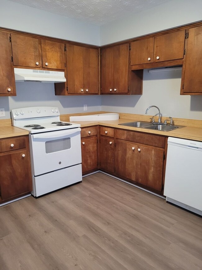 Building Photo - 2 Bedroom, 1 bath apartment - Downstairs Unit