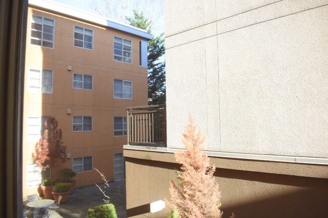 Building Photo - 108 107th Ave NE