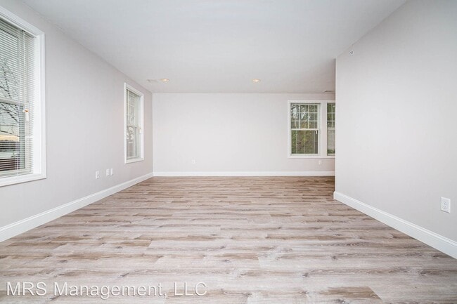 Building Photo - 114 Sylvan St