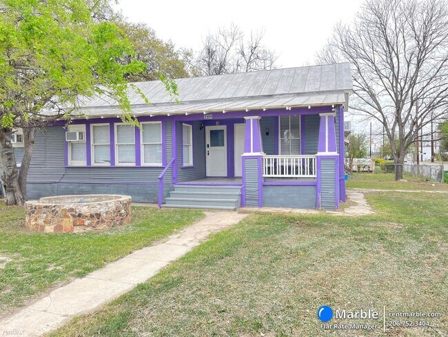 Building Photo - 2 br, 1 bath Townhome - 2109 Iowa St B