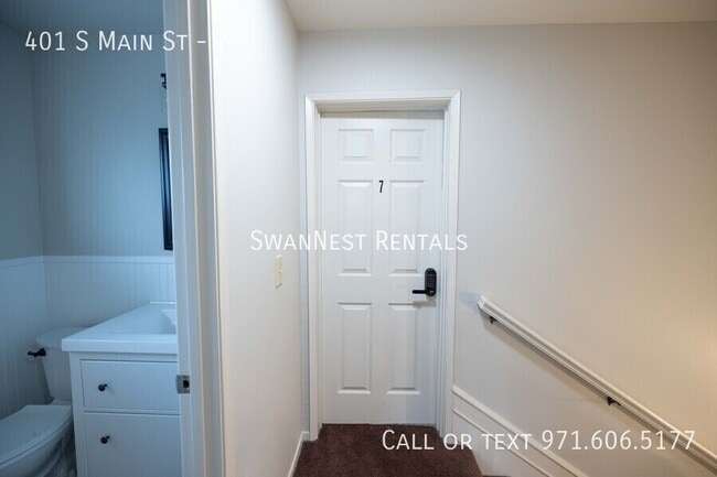 Building Photo - 401 S Main St