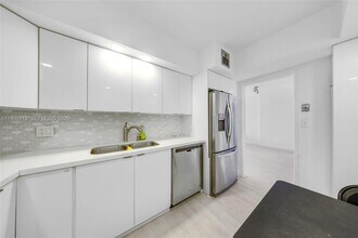 Building Photo - 400 Kings Point Dr