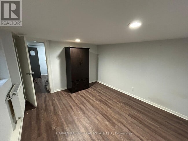 Building Photo - 1098 Bathurst St
