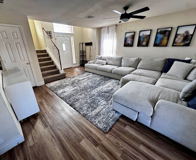 Foto del edificio - NEW IN MANAGEMENT - AVAILABLE NOW!