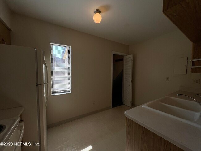 Building Photo - 600 Domenico Cir