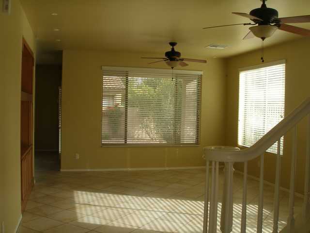 Building Photo - 4 Bed 2.5 Bath Home! Beautiful Kitchen! Gr...