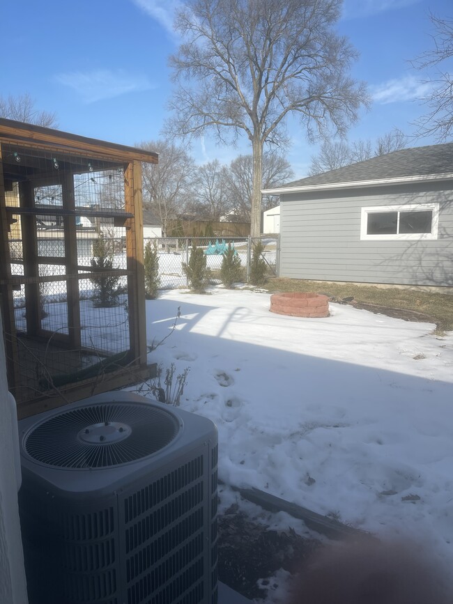 Building Photo - 512 E 77th Ave