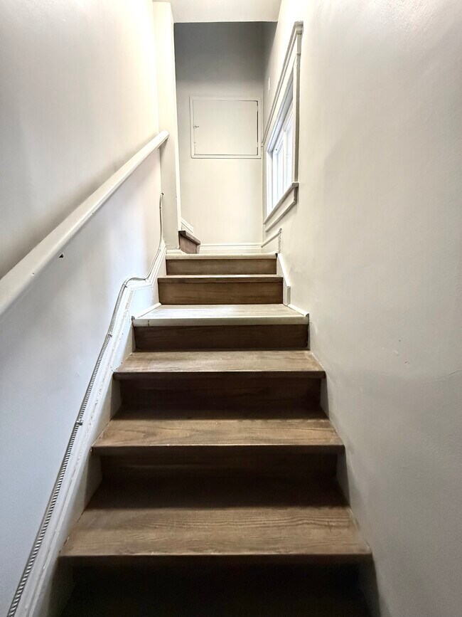 Photo du bâtiment - Unit 2-109 Blake Street Hamilton Ontario L8M2S7