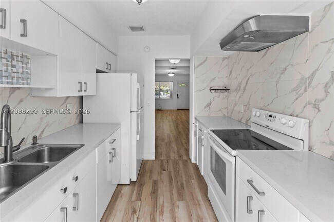 Building Photo - 2530 SW 27th St