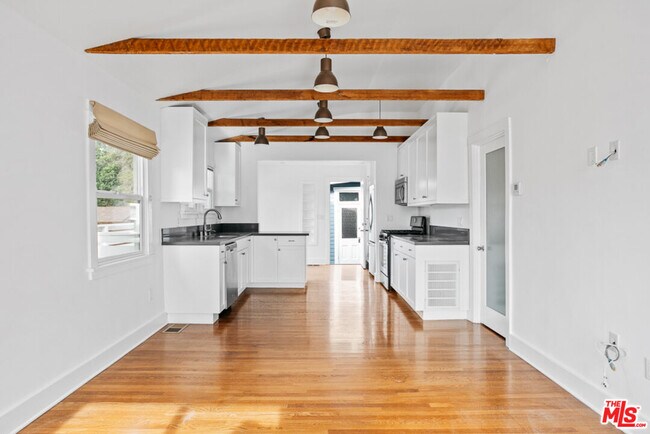 Foto del edificio - 6217 Poppy Peak Dr