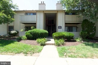 Building Photo - 206 Hickory Ct