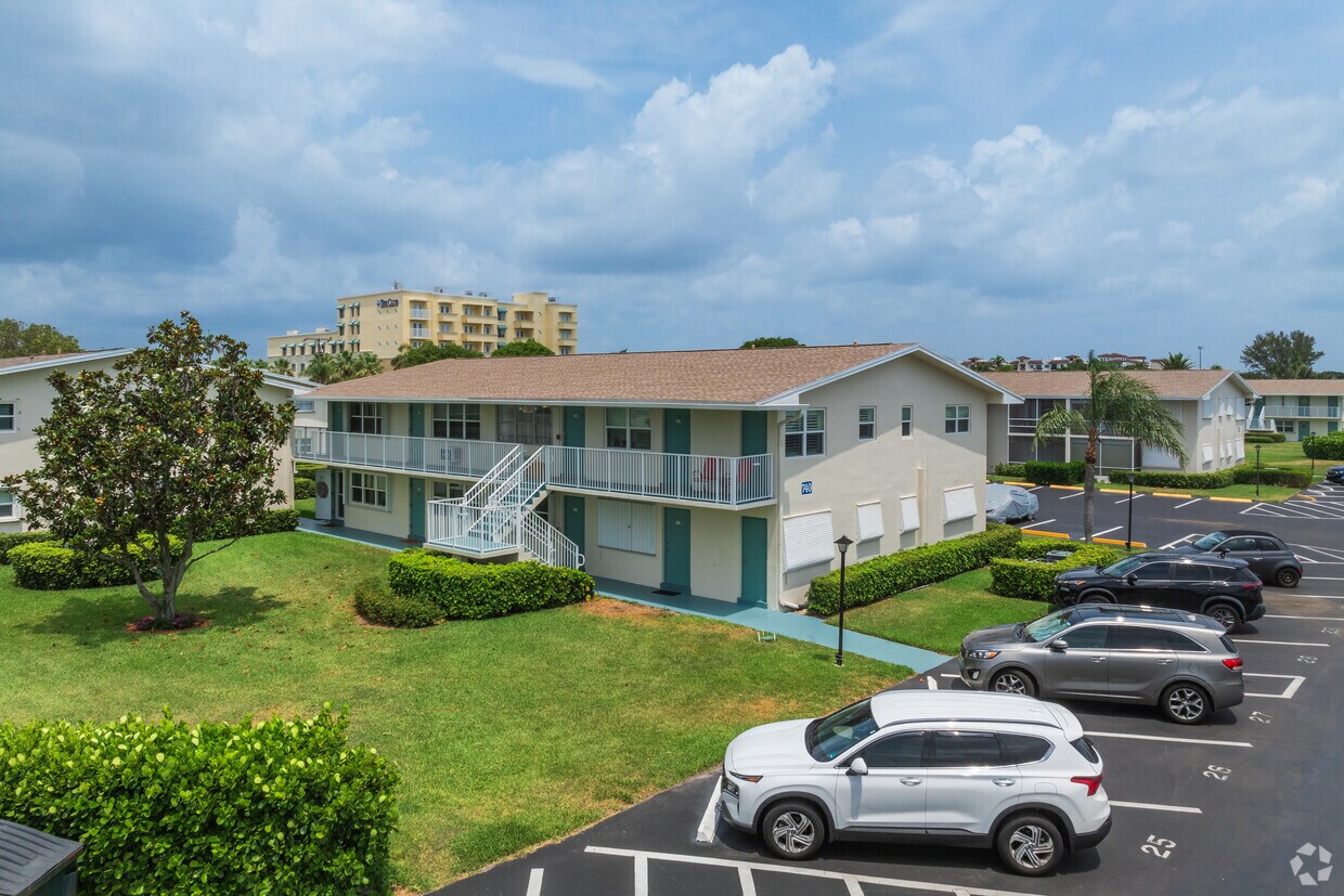 Primario - Sterling Village Condominium