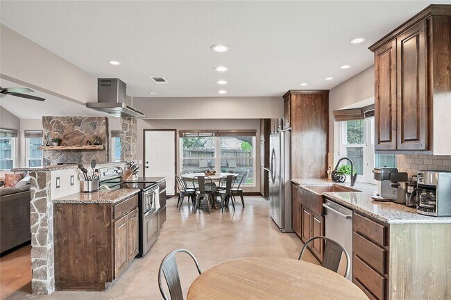 Foto del edificio - 901 Oakcrest Cir