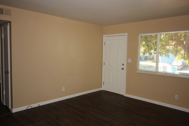 Foto del edificio - 4441 Yukon Dr