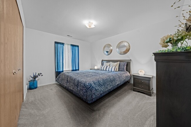 Acogedora habitación con luz natural en Westwood Village Apartments en Westland, MI - Westwood Village Apartments