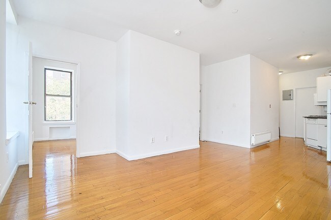 Building Photo - 2095 Madison Avenue