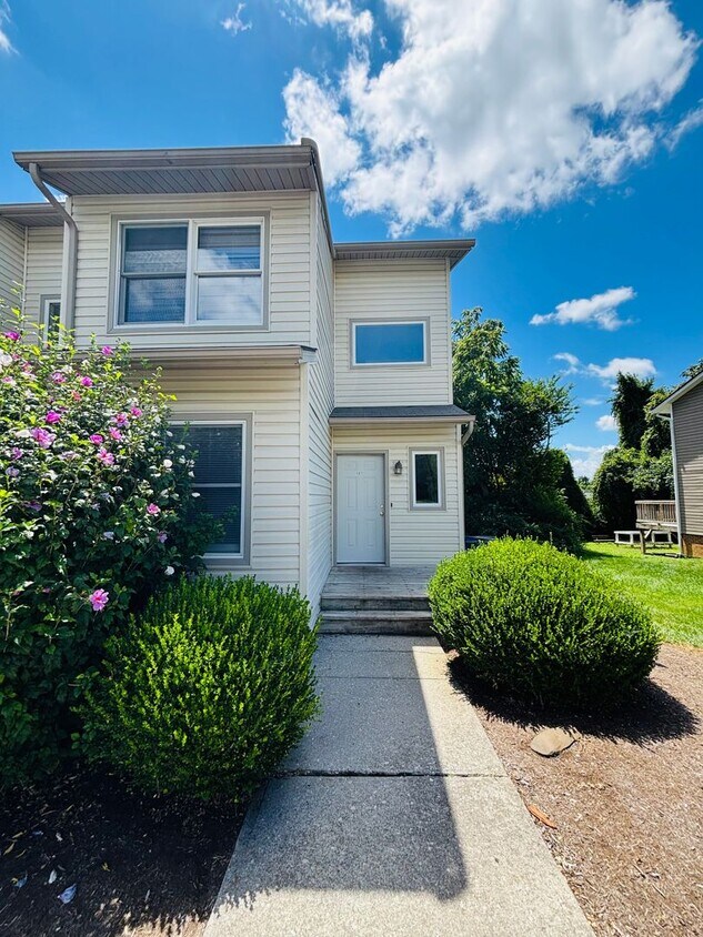 Primary Photo - 4 Bedroom 2.5 Bath Townhouse