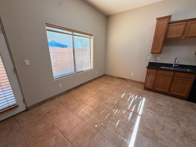 Foto del edificio - 3 bedroom, 2.5 bath unit close to Camelback and 16th St. in a gated community.