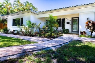 Building Photo - 1529 Bayview Dr