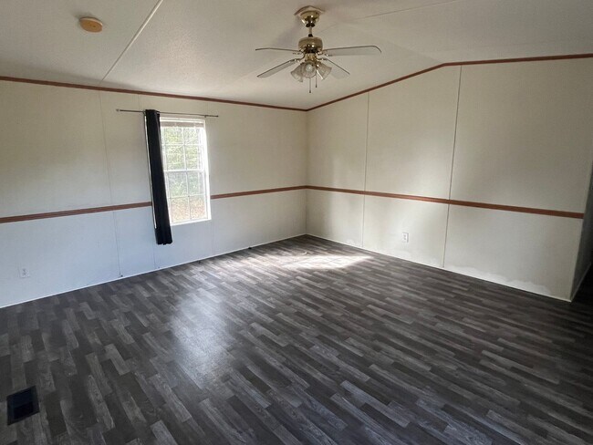 Foto del edificio - 3 Bedroom, 2 bathroom Mobile Home on large lot
