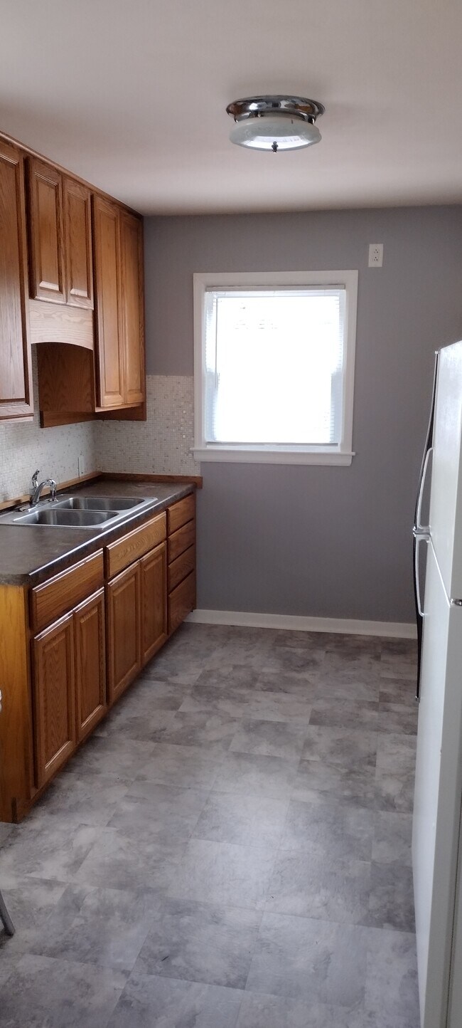 Kitchen - 3521 Graceland Ave