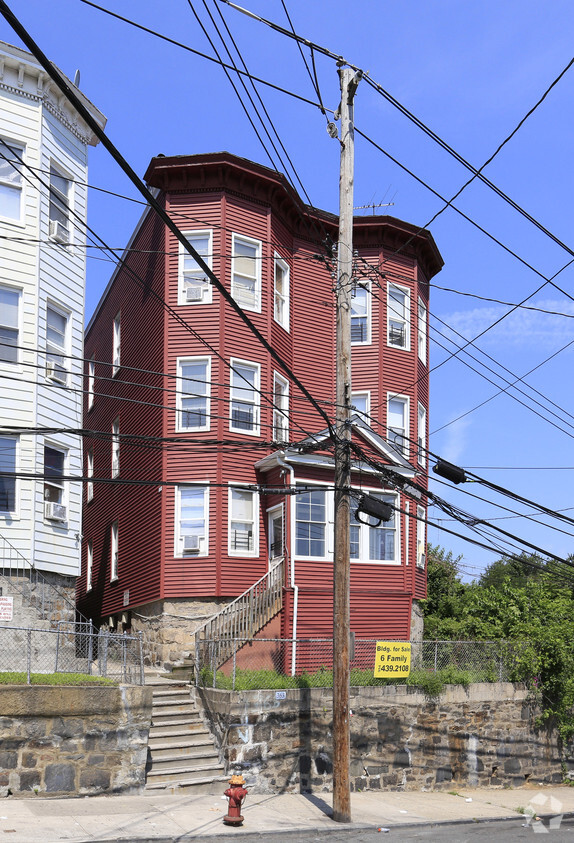 Building Photo - 363 Walnut St