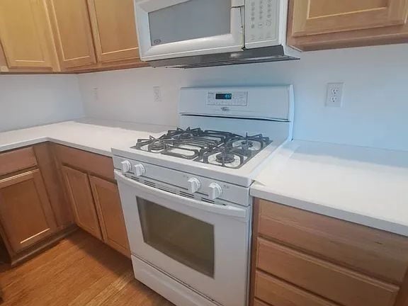 Foto del edificio - "Charming 3-Bed Oasis with Fireplace & 2.5 Baths on Royalstar Ave, Hillsboro!"