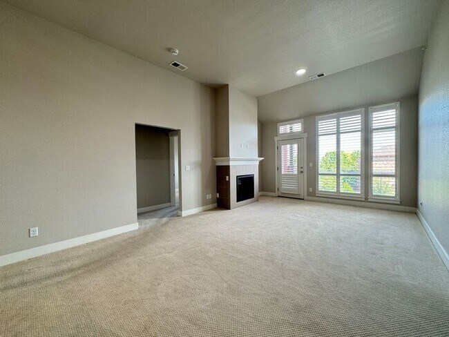 Building Photo - Beautiful Top Floor Condo-The Flats at Rig...