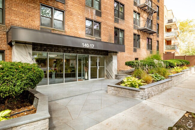 Foto del edificio - 140-17 84th Dr