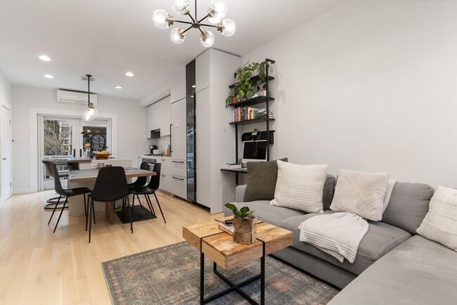 Building Photo - 62 Bolton St