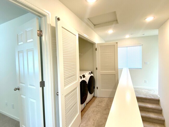 Foto del edificio - $2,350 Raleigh Dr, 3 Bed, Gated Community, Solar & HOA Pool, Clinton & Armstrong