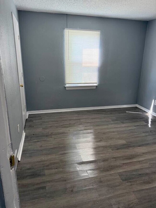 Building Photo - Move in ready