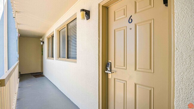 Building Photo - 556 Coral Ct