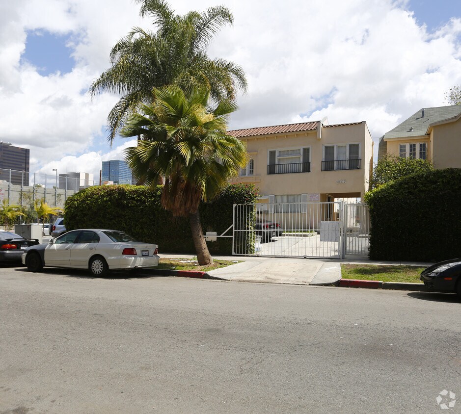 Building Photo - 806 S Kenmore Ave