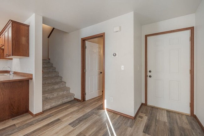 Building Photo - 3 bed 2.5 bath **Sign 6 mo lease Get 1 mon...
