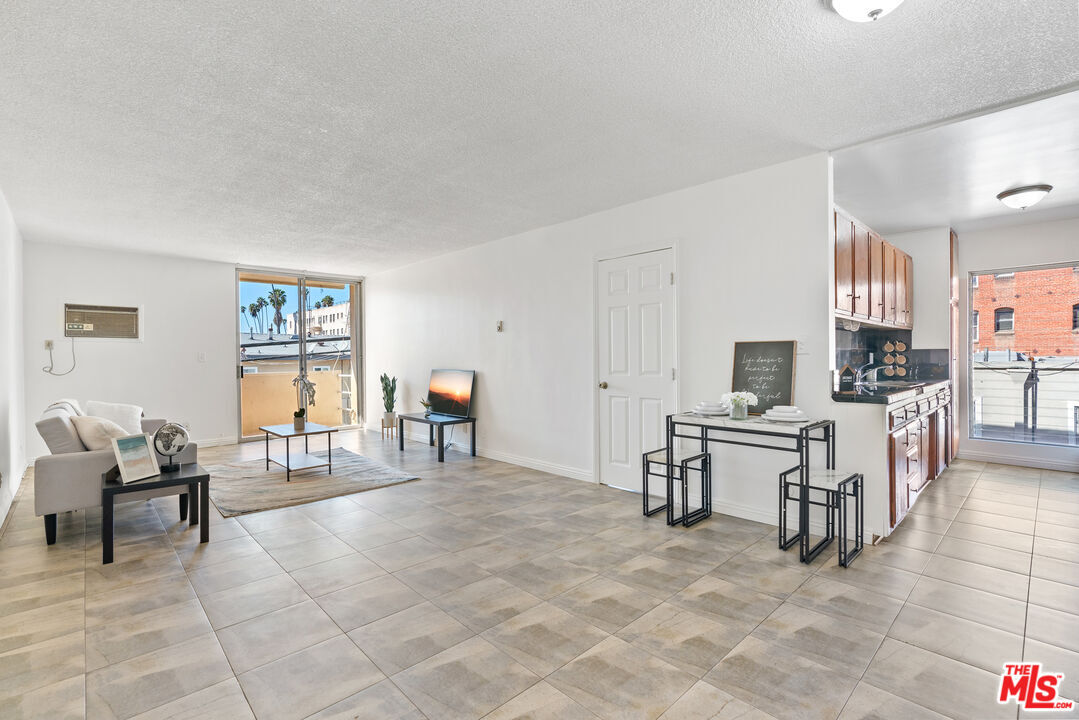 Foto principal - 425 S Kenmore Ave
