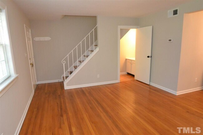 Building Photo - 1048 Nichols Dr