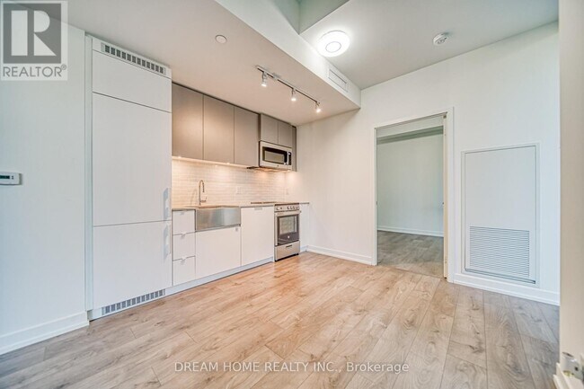 Building Photo - 270 Dufferin St