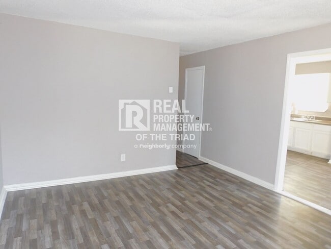 Building Photo - 3 bed/1.5 bath Bungalow in the Heart of Hi...