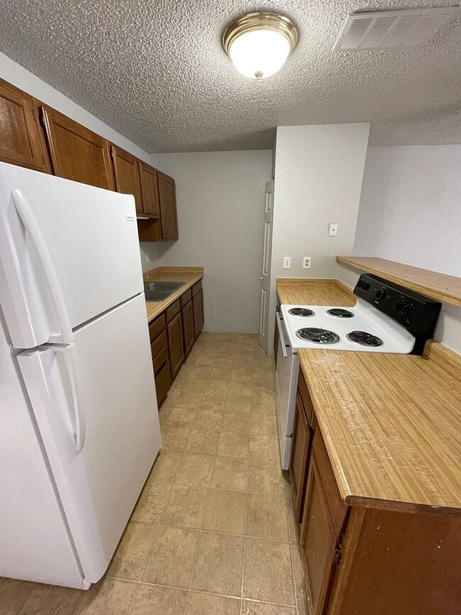 Building Photo - 440 W 4th St