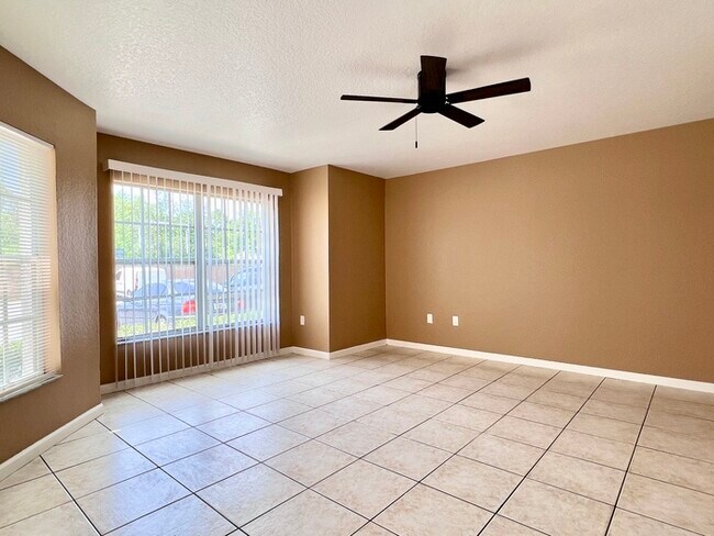 Foto del edificio - Completely Renovated 3 Bed 2 Bath Condo