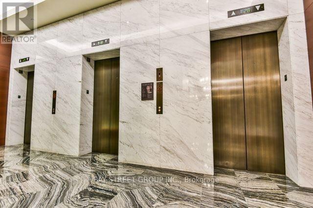 Photo du bâtiment - 180 University Ave