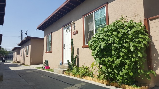 Building Photo - 1277 N Mountain View Ave