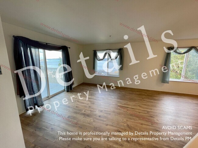 Foto del edificio - **APPLICATIONS PENDING** 3 BR Top Floor View Condo. Incl W/S/G